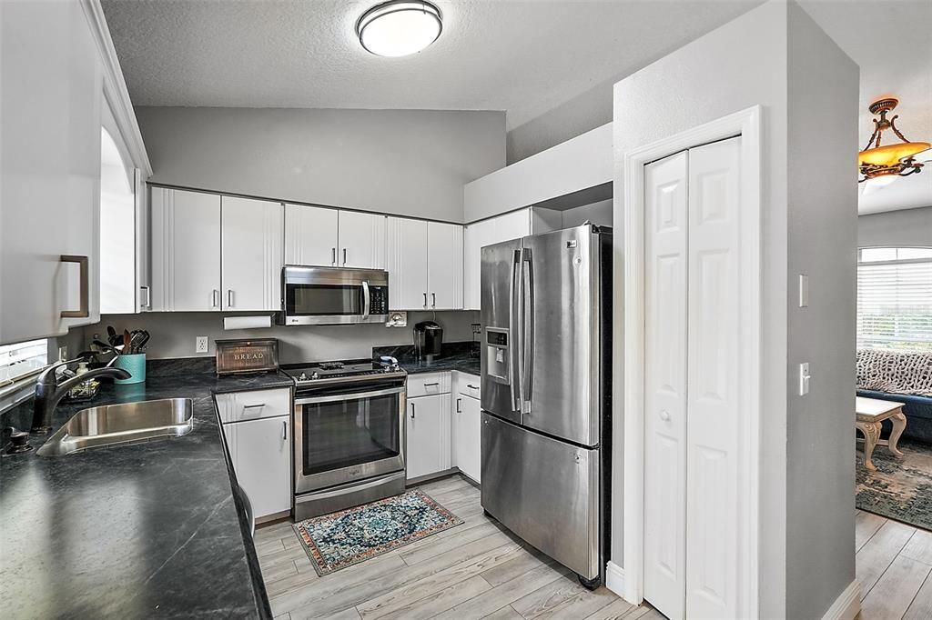 For Sale: $299,900 (3 beds, 2 baths, 1885 Square Feet)