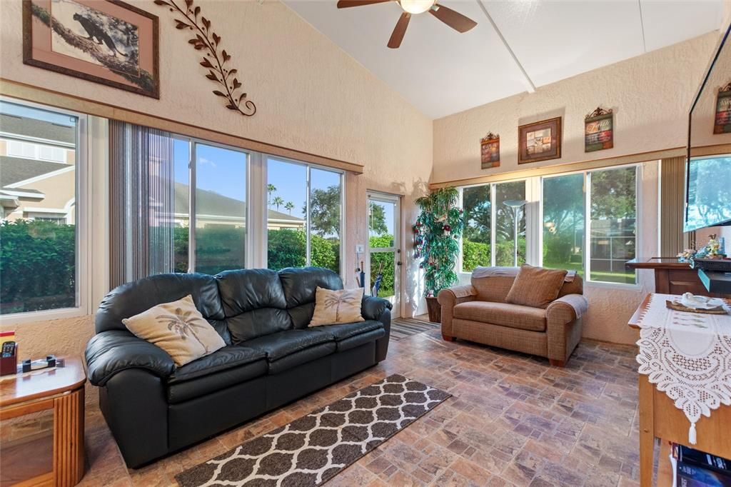 Под контрактом: $259,900 (2 спален, 2 ванн, 2013 Квадратных фут)