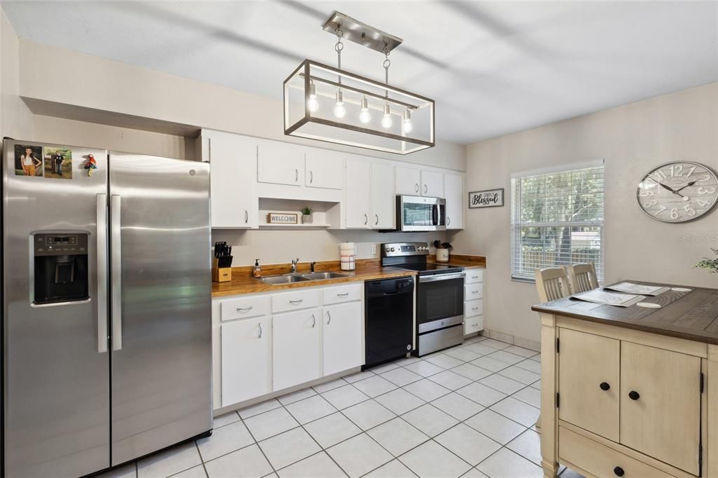 Active With Contract: $334,900 (3 beds, 2 baths, 1567 Square Feet)