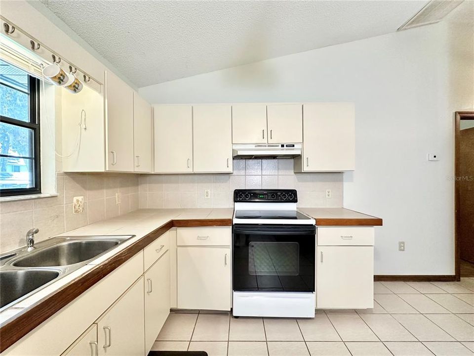 For Sale: $250,000 (2 beds, 2 baths, 1256 Square Feet)