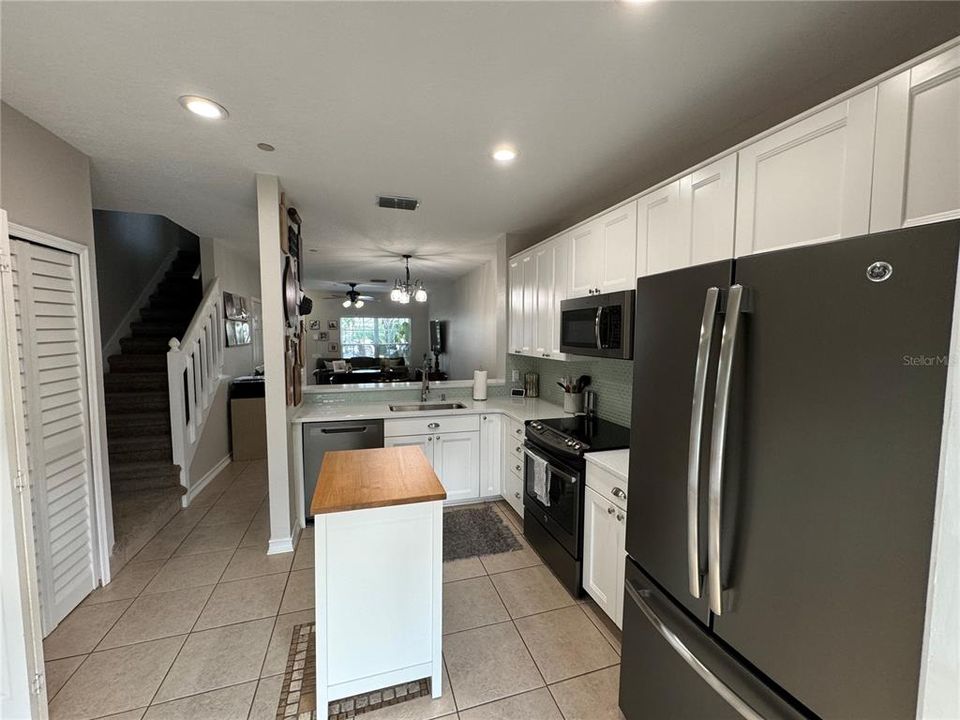 Active With Contract: $2,200 (2 beds, 1 baths, 1105 Square Feet)