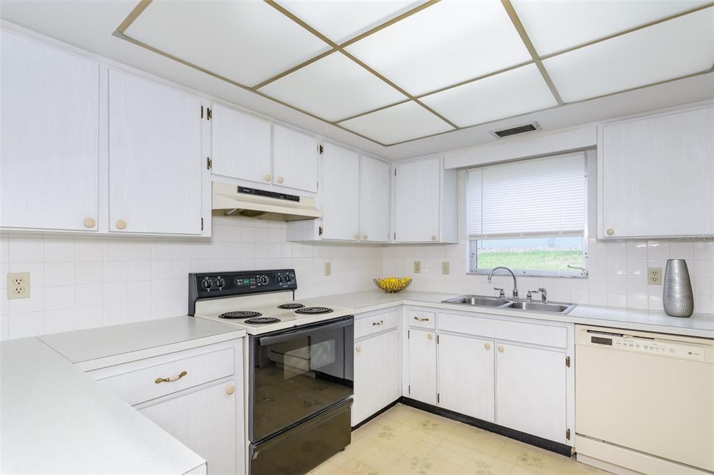 Active With Contract: $142,500 (1 beds, 1 baths, 669 Square Feet)