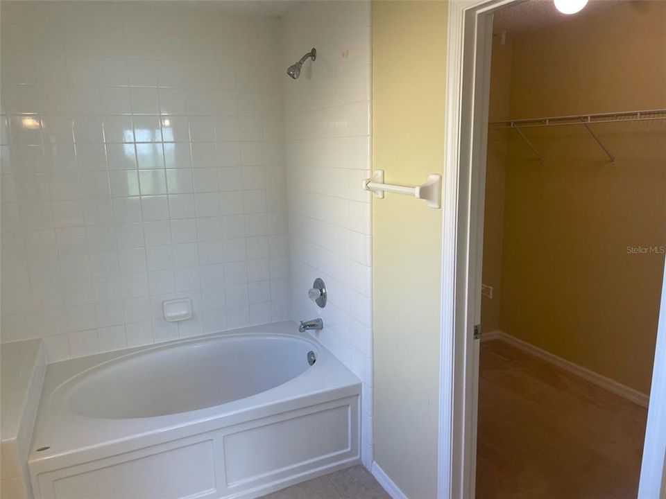 Primary bedroom tub/shower