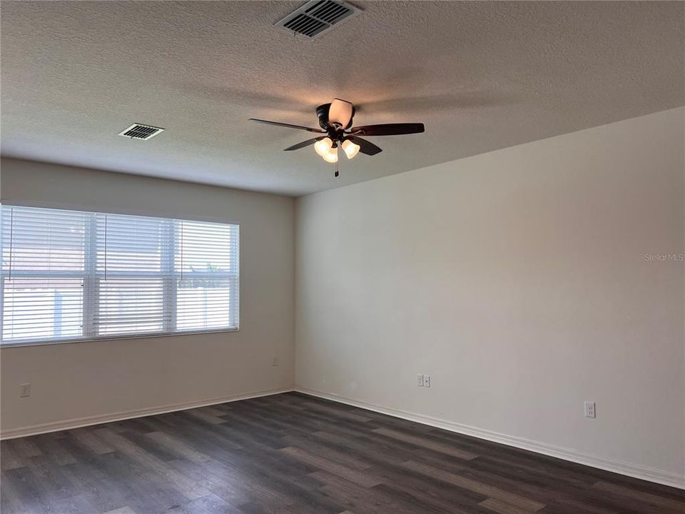 For Rent: $2,600 (5 beds, 3 baths, 3308 Square Feet)