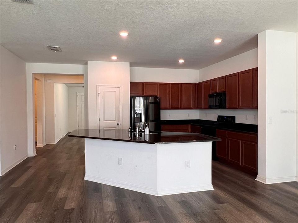 For Rent: $2,600 (5 beds, 3 baths, 3308 Square Feet)