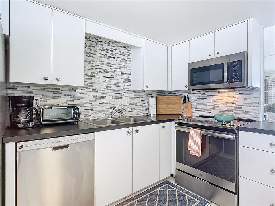 For Sale: $545,000 (2 beds, 2 baths, 1045 Square Feet)