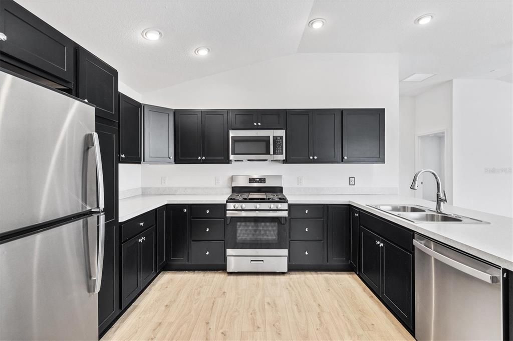 For Sale: $254,900 (2 beds, 1 baths, 1061 Square Feet)