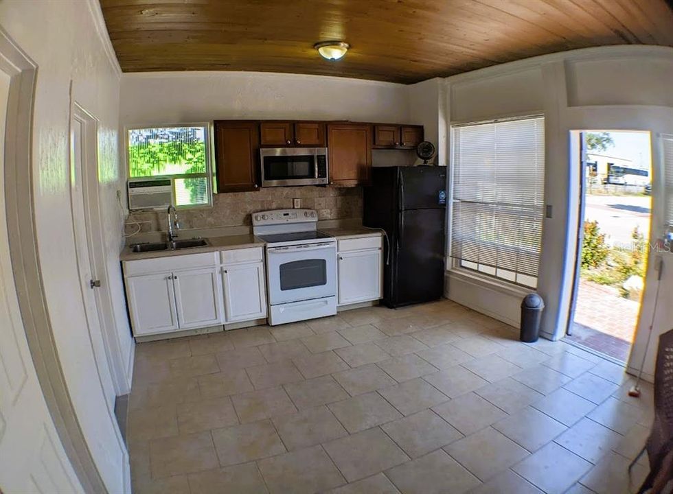 For Rent: $1,650 (2 beds, 1 baths, 700 Square Feet)