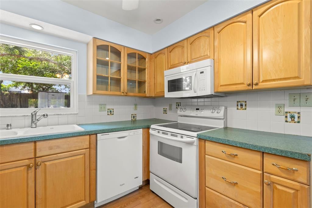 For Sale: $414,900 (2 beds, 2 baths, 1140 Square Feet)