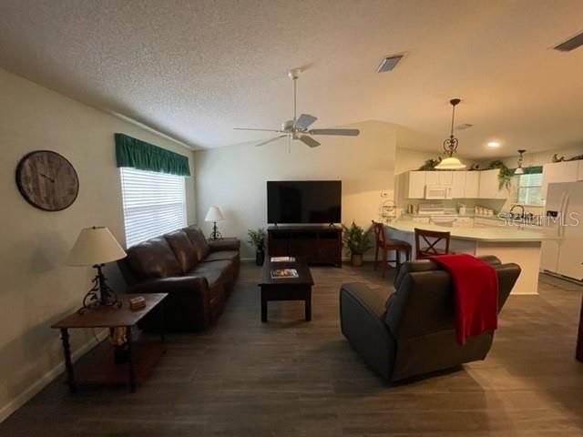 For Rent: $2,300 (2 beds, 2 baths, 1148 Square Feet)