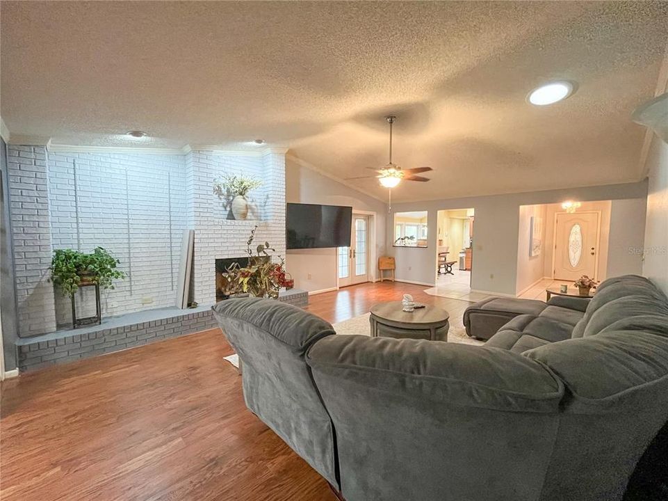 For Rent: $2,300 (3 beds, 2 baths, 1674 Square Feet)