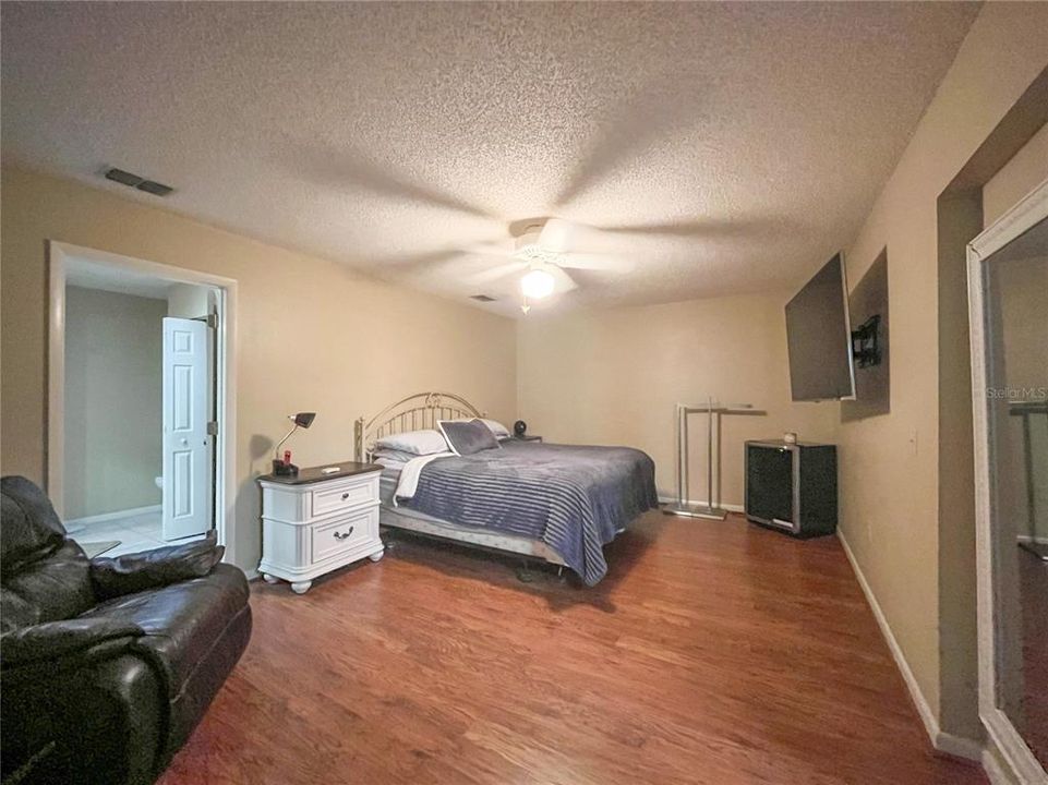 For Rent: $2,300 (3 beds, 2 baths, 1674 Square Feet)