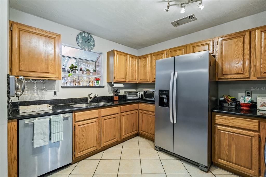 For Sale: $233,900 (2 beds, 2 baths, 1400 Square Feet)