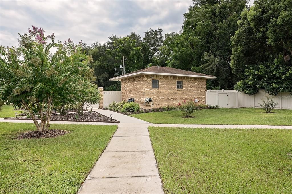 Community walk way to the Pool!