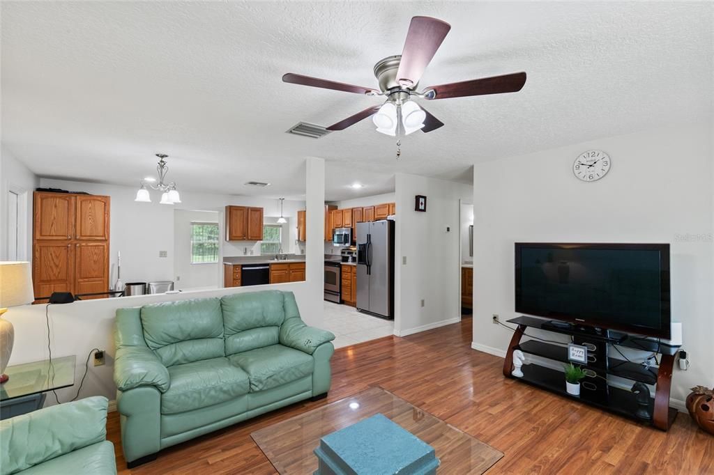 For Sale: $290,000 (3 beds, 2 baths, 1517 Square Feet)