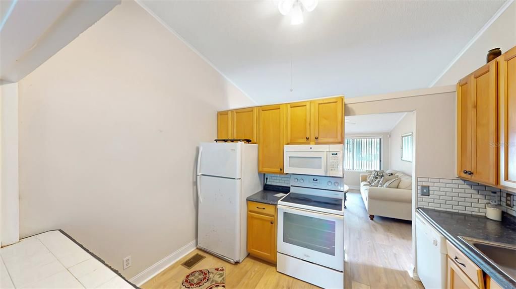 For Sale: $189,000 (2 beds, 1 baths, 912 Square Feet)