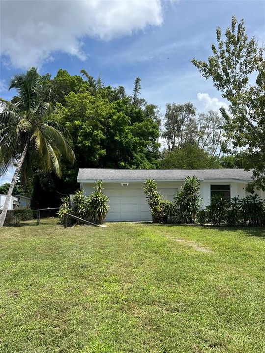 Active With Contract: $399,800 (2 beds, 2 baths, 912 Square Feet)