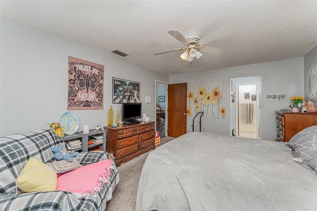 For Sale: $159,000 (2 beds, 2 baths, 1252 Square Feet)