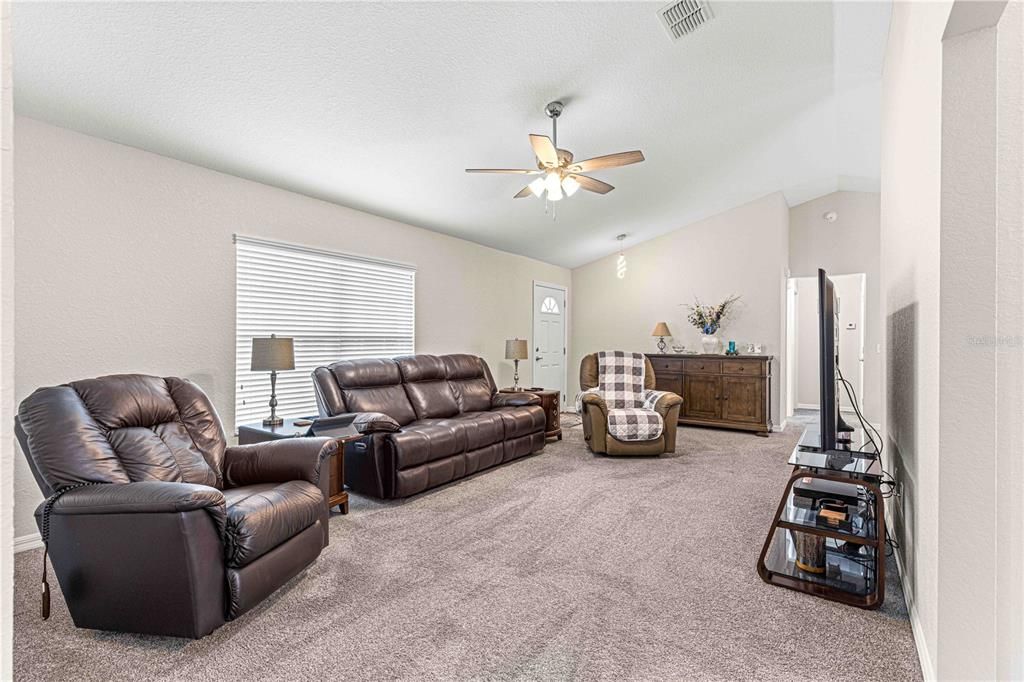 Active With Contract: $279,900 (3 beds, 2 baths, 1486 Square Feet)