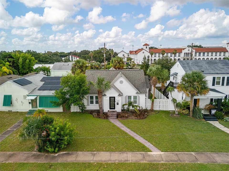 For Sale: $800,000 (3 beds, 2 baths, 1920 Square Feet)