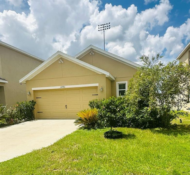 Active With Contract: $2,250 (3 beds, 2 baths, 1516 Square Feet)