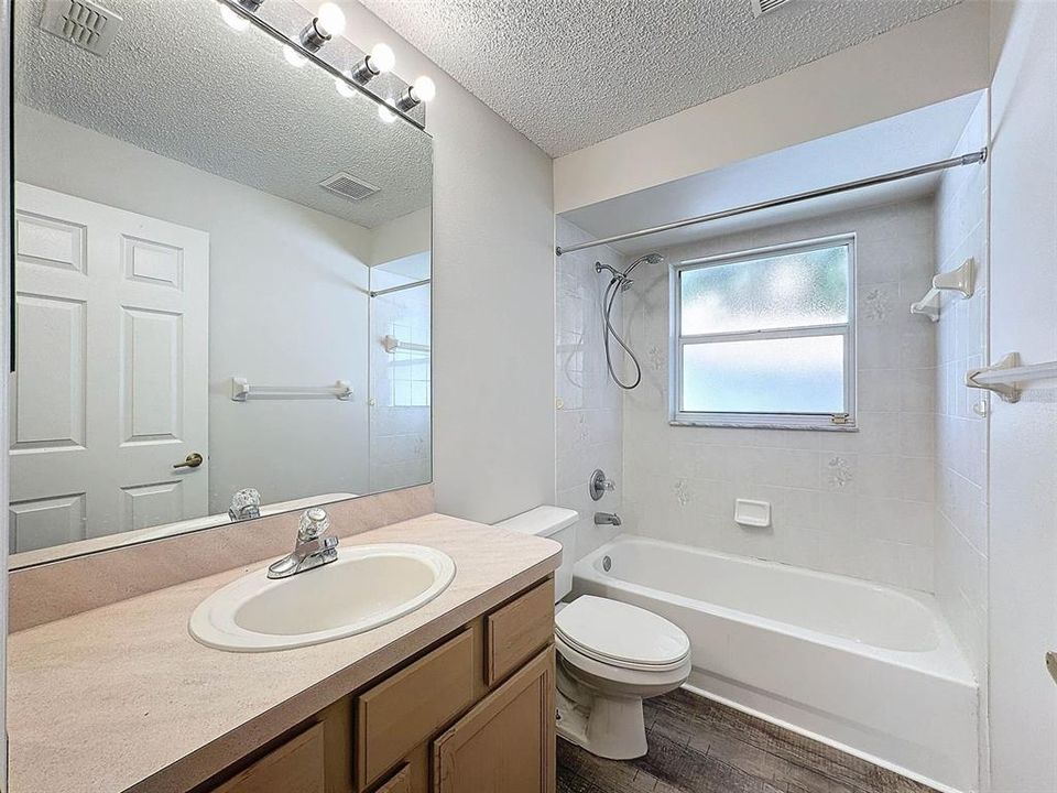 2nd bath with tub between bedrooms