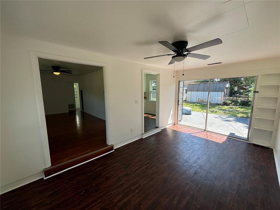 For Sale: $279,900 (2 beds, 1 baths, 978 Square Feet)