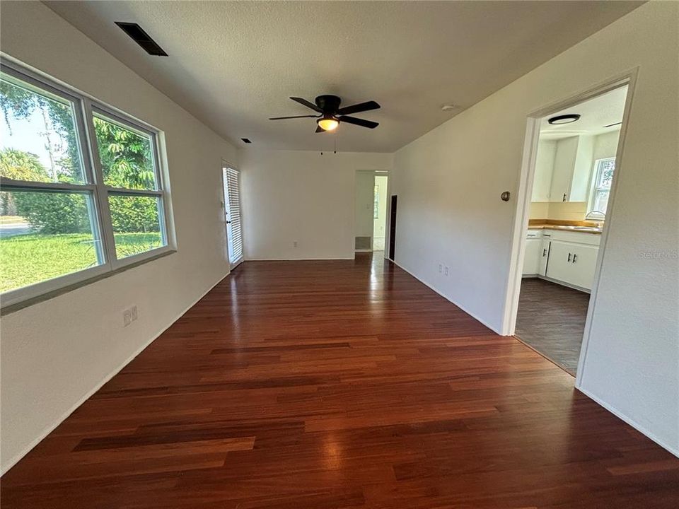 For Sale: $279,900 (2 beds, 1 baths, 978 Square Feet)