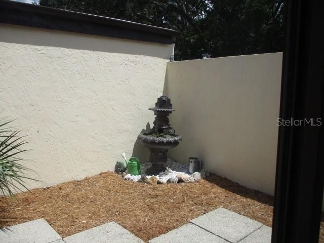 Patio w/outdoor fireplace