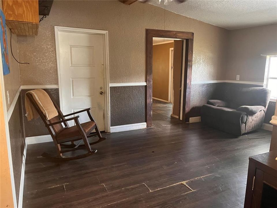 For Sale: $190,000 (3 beds, 1 baths, 1168 Square Feet)