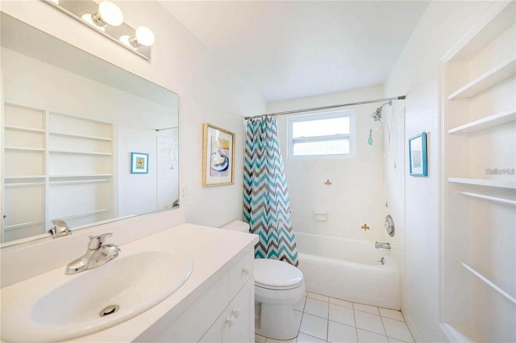 Tub/shower combination in master bathroom.