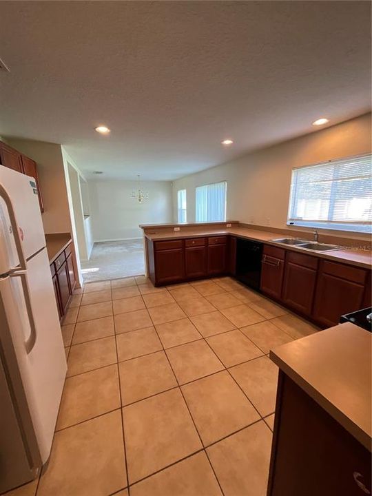 For Rent: $1,800 (3 beds, 2 baths, 2212 Square Feet)