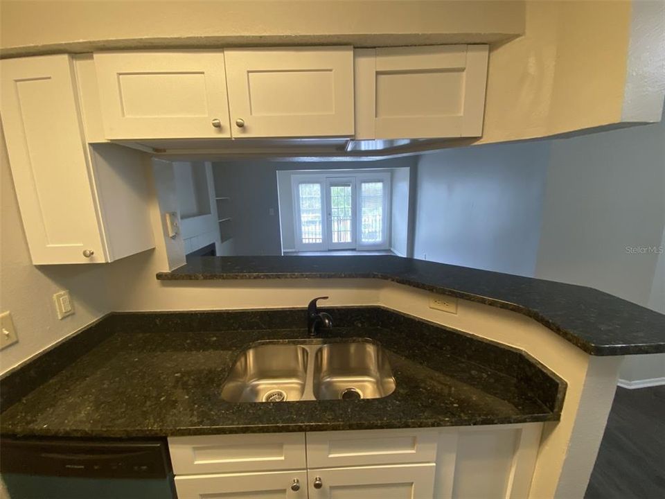 For Sale: $179,000 (2 beds, 1 baths, 912 Square Feet)