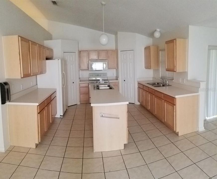 For Rent: $1,795 (3 beds, 2 baths, 1932 Square Feet)