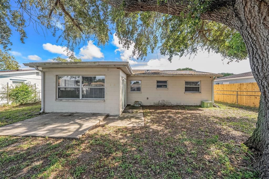 Active With Contract: $216,900 (2 beds, 1 baths, 884 Square Feet)