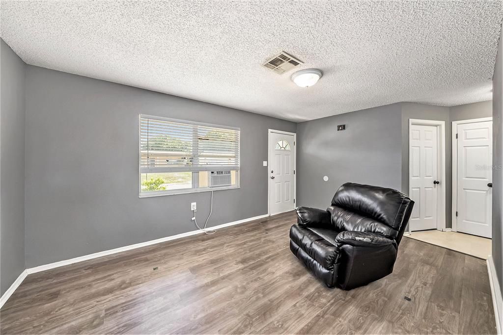 Active With Contract: $216,900 (2 beds, 1 baths, 884 Square Feet)