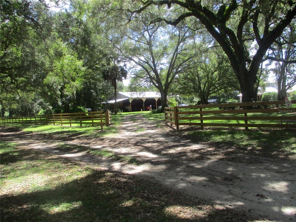 FRONT PRIVACY FENCE WITH ELECTRIC GATE