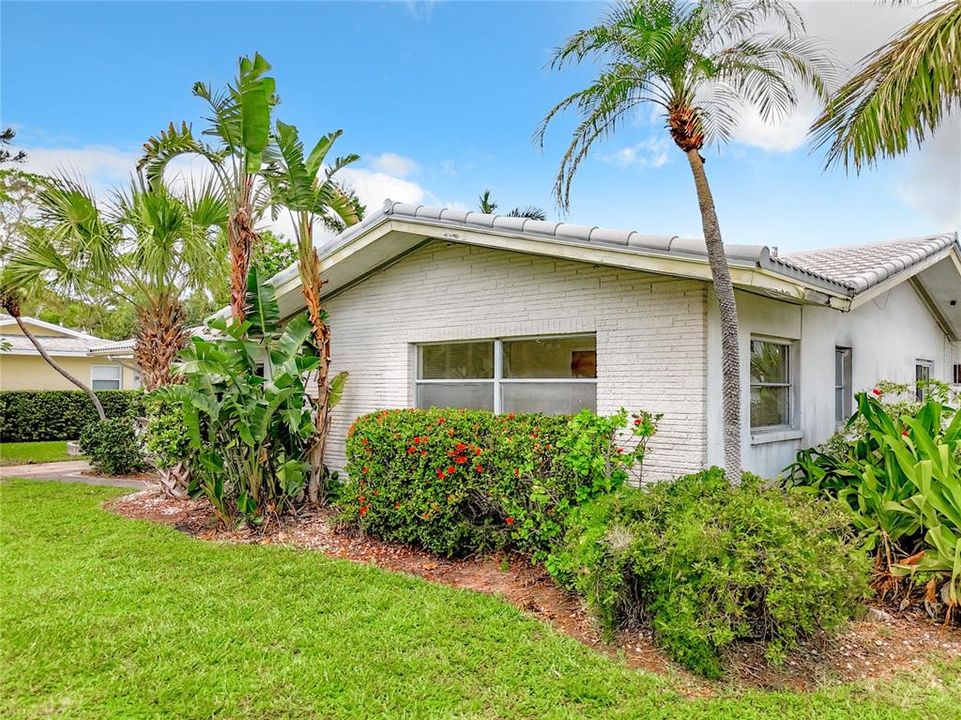 For Sale: $950,000 (3 beds, 2 baths, 1983 Square Feet)