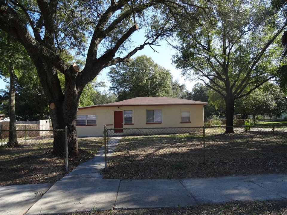 Active With Contract: $1,795 (3 beds, 2 baths, 1167 Square Feet)