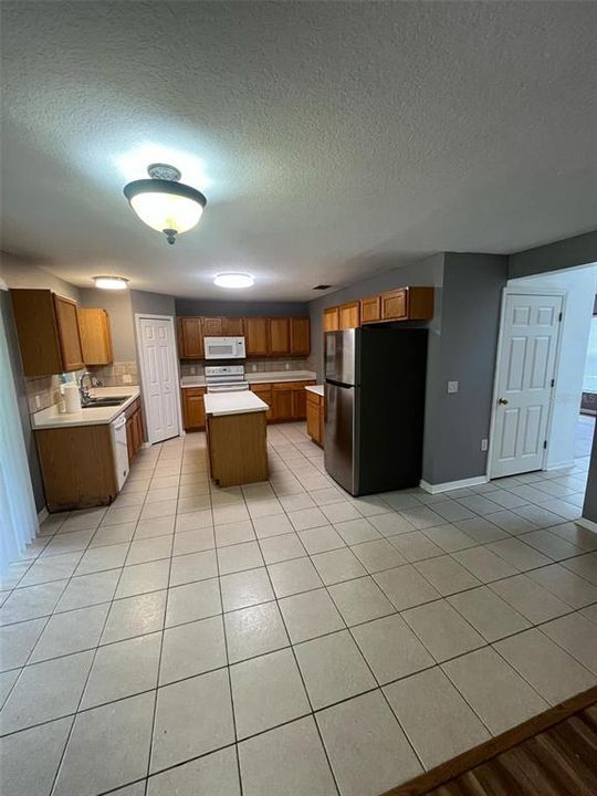 For Rent: $2,495 (5 beds, 2 baths, 2901 Square Feet)