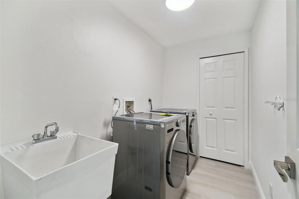 Active With Contract: $447,000 (3 beds, 2 baths, 1648 Square Feet)