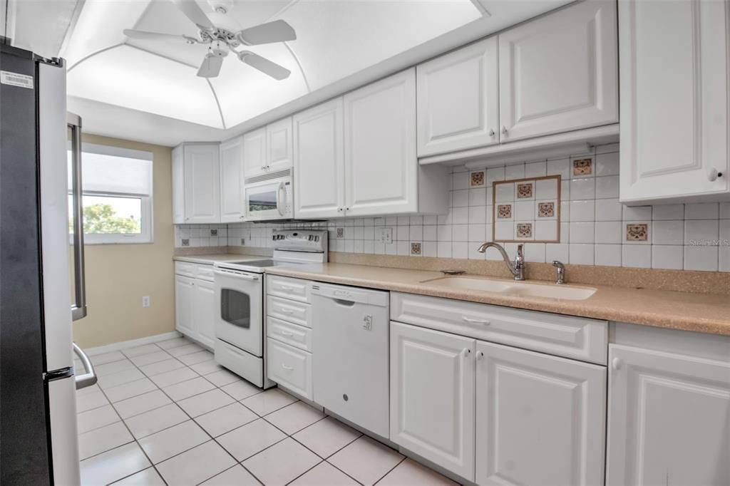 For Sale: $305,000 (2 beds, 2 baths, 1459 Square Feet)