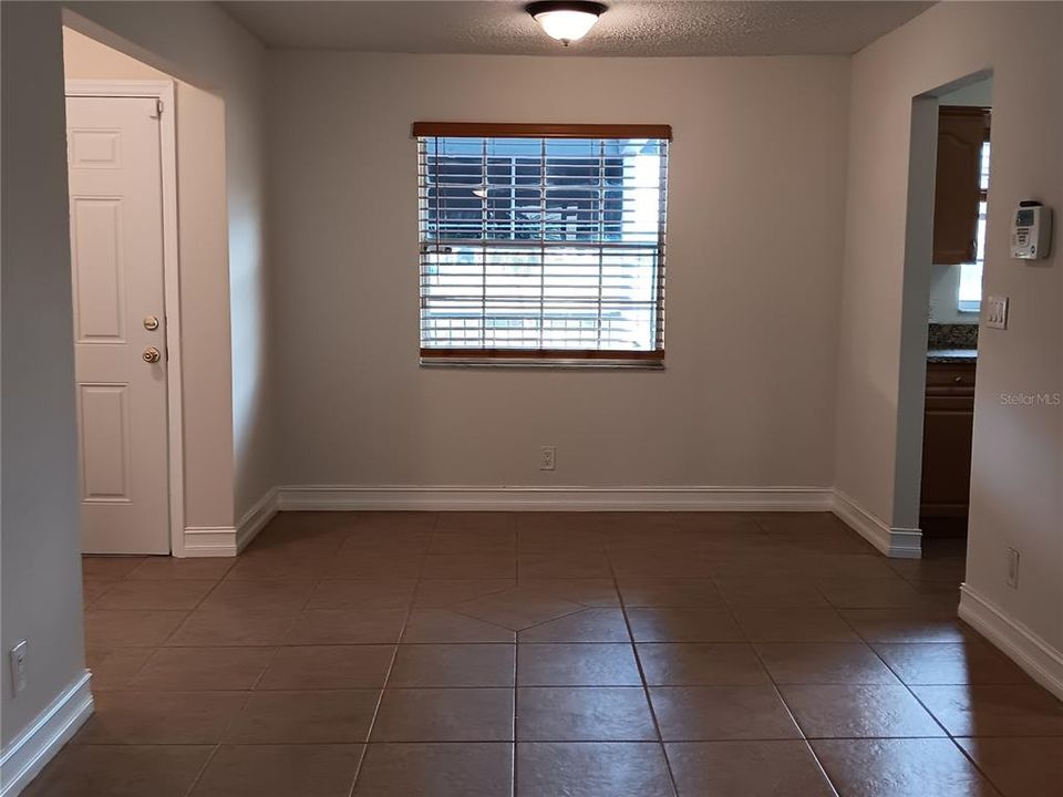 Active With Contract: $1,300 (1 beds, 1 baths, 856 Square Feet)