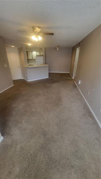 Active With Contract: $1,295 (1 beds, 1 baths, 735 Square Feet)