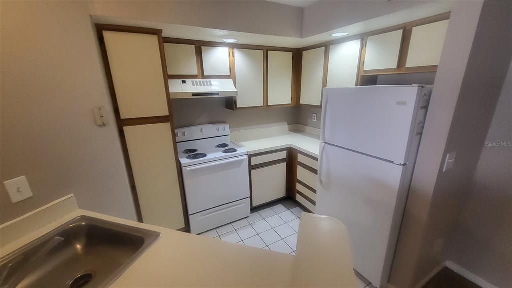 Active With Contract: $1,295 (1 beds, 1 baths, 735 Square Feet)