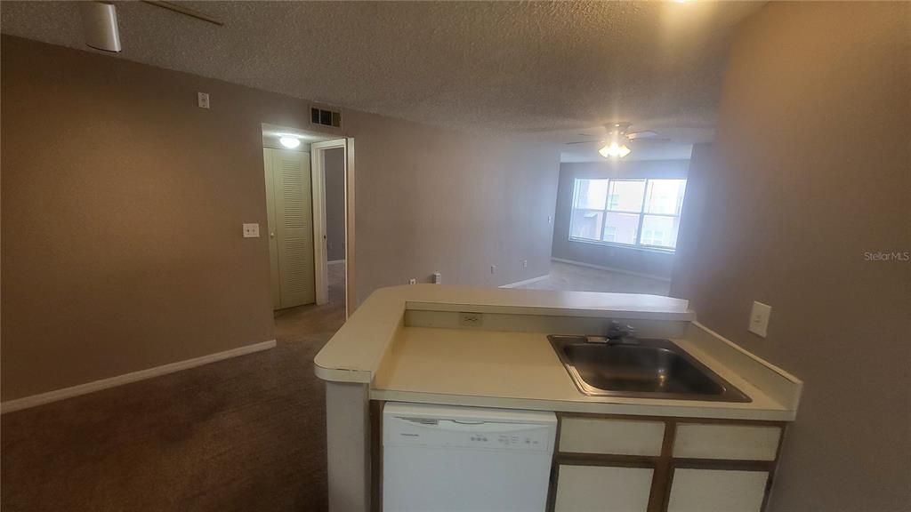 Active With Contract: $1,295 (1 beds, 1 baths, 735 Square Feet)