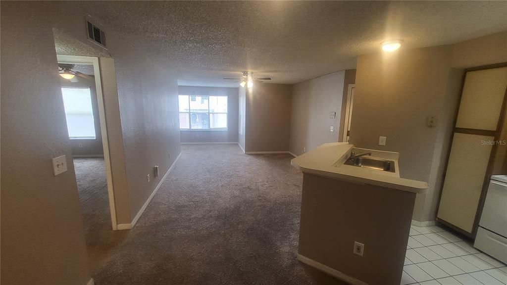 Active With Contract: $1,295 (1 beds, 1 baths, 735 Square Feet)