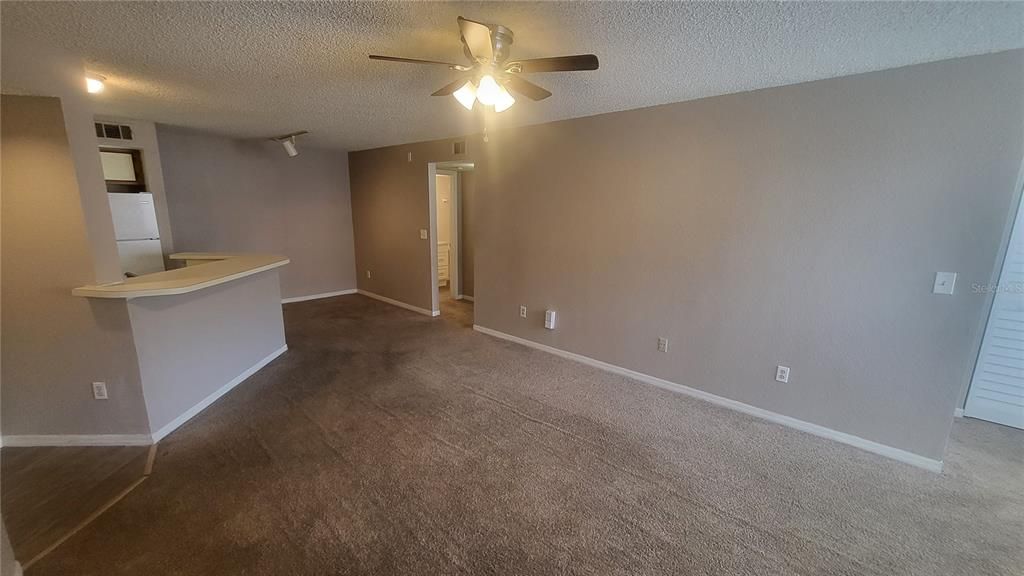 Active With Contract: $1,295 (1 beds, 1 baths, 735 Square Feet)