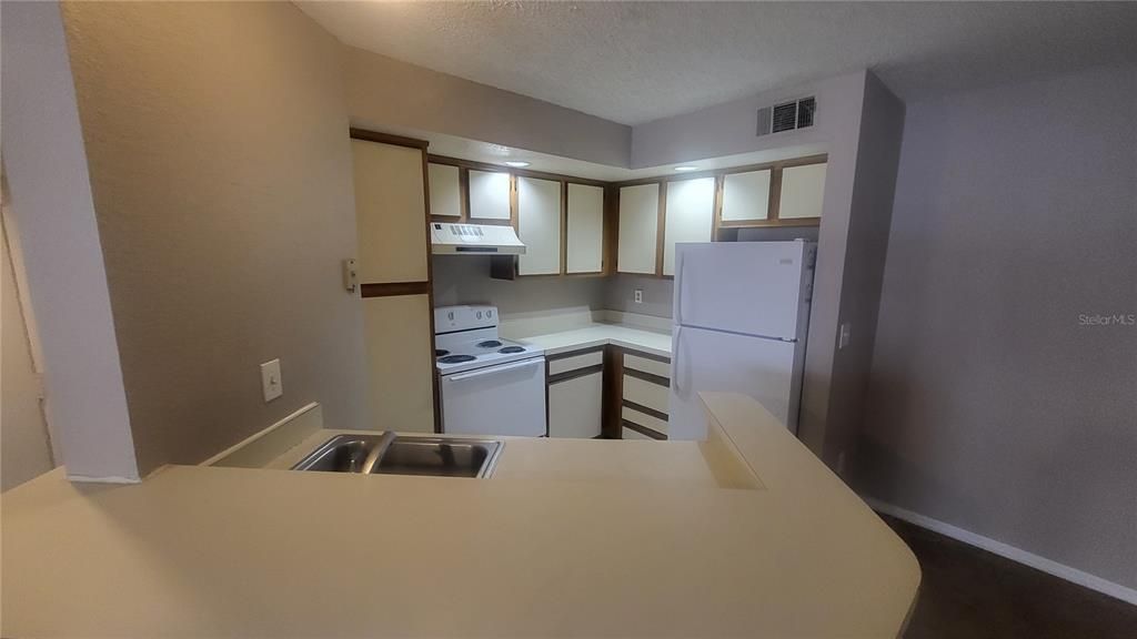 Active With Contract: $1,295 (1 beds, 1 baths, 735 Square Feet)