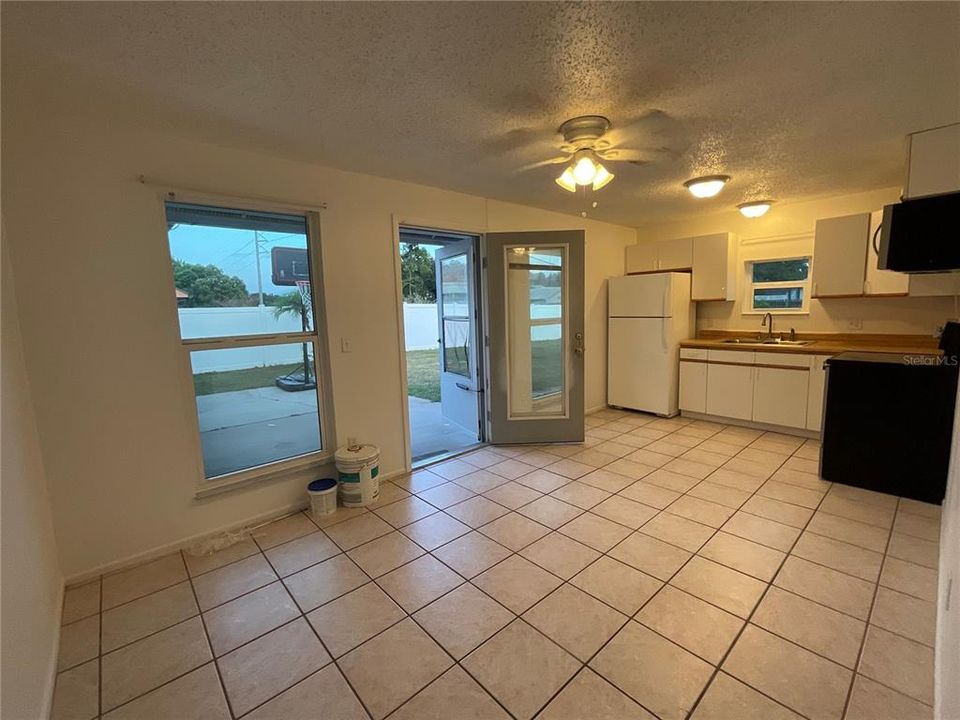 For Rent: $1,600 (2 beds, 1 baths, 700 Square Feet)